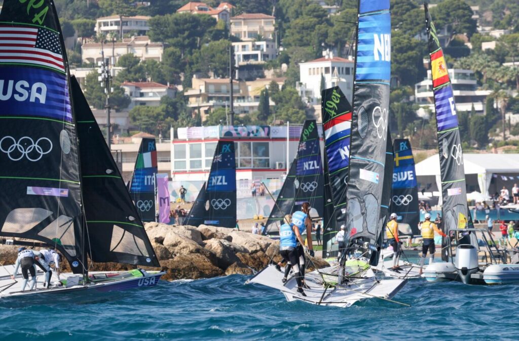 Marsella (Francia), 08/01/2024.- Skiff hombres 49er y Skiff Mujeres 49er FX regresando al puerto después de que se cancelaran las carreras de medallas en las competiciones de Vela en los Juegos Olímpicos de París 2024, en la Marina de Marsella, en Marsella, Francia , 1 de agosto de 2024. (Francia, Marsella) EFE/EPA/OLIVIER HOSLET