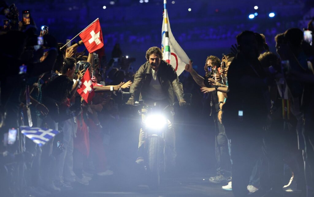 Tom Cruise se hace con la bandera Olímpica Fuente cuenta de X oficial de los JJOO