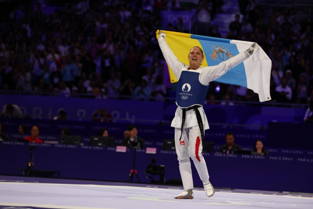 Viviana Marton, Hungría, celebra su oro olímpico con la bandera de Canarias