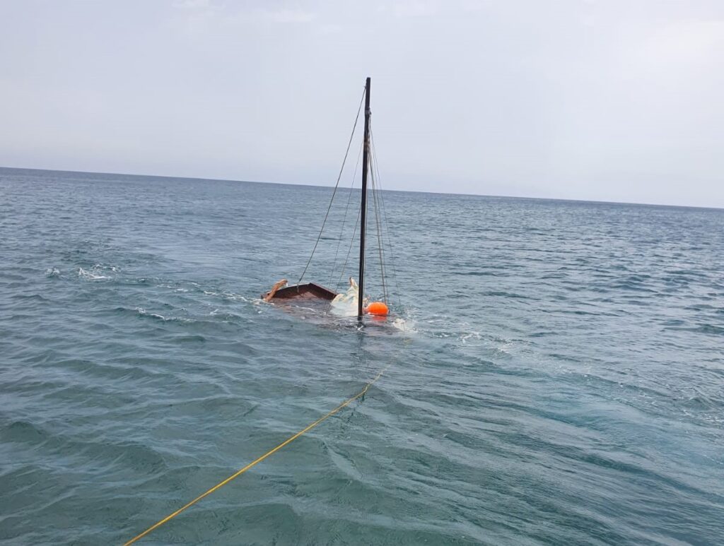 Naufraga un velero con dos personas a bordo en la costa de Lanzarote