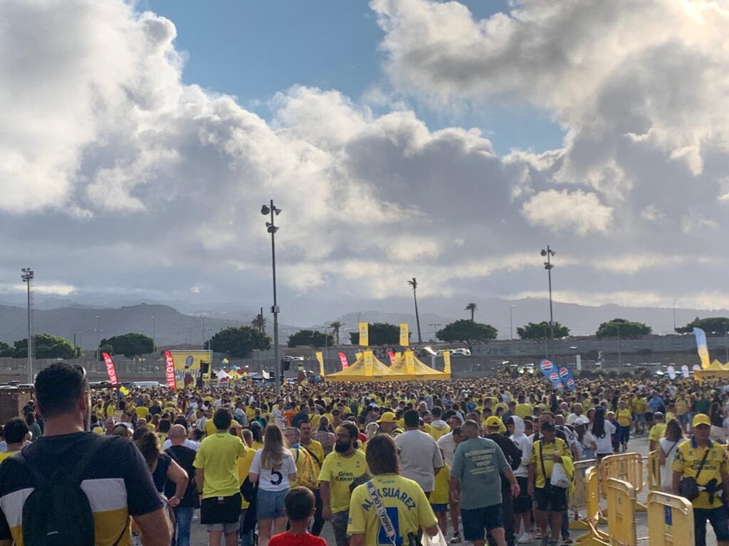 Aficionados de la Unión Deportiva Las Palmas concentrados cerca del Estadio de Gran Canaria