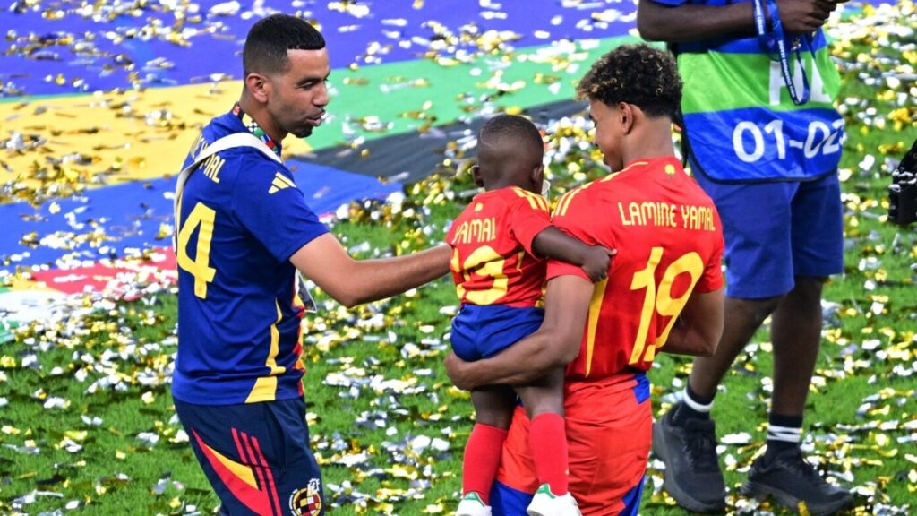 Imagen de Lamine Yamal junto a su padre y hermano en la celebración del triunfo de la selección española en la Eurocopa 2024. Foto archivo