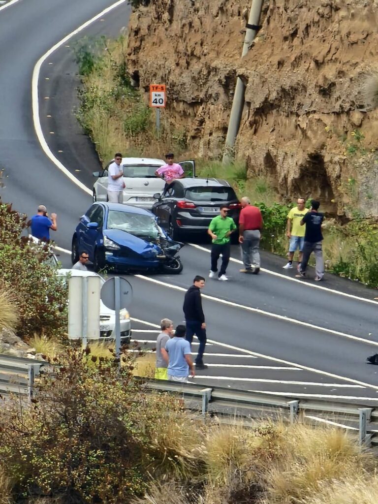 Este martes, alrededor de las 15 horas, se ha producido un grave accidente de tráfico en la TF-5, en dirección a Icod, en Tenerife