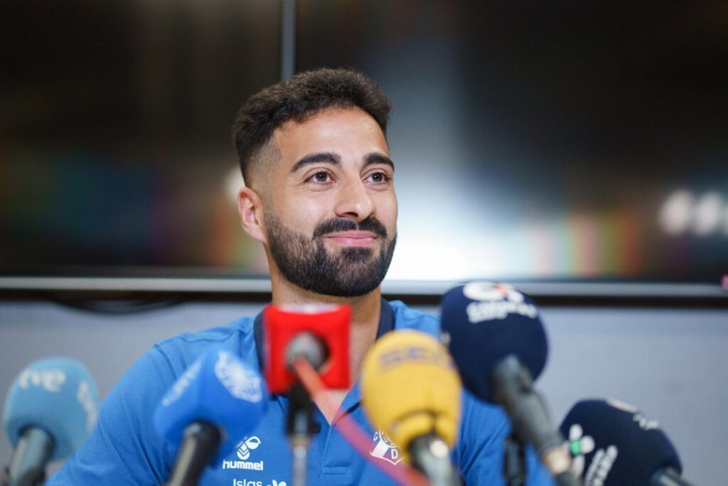 El zaguero hispano-brasileño Rubén Alves ha manifestado en su presentación oficial con el CD Tenerife que esperar vivir "un año ilusionante"