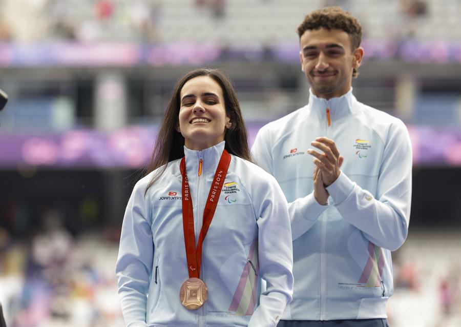 La atleta española Alba García tras conseguir la medalla de bronce en la final de salto de longitud de los Juegos Paralímpicos París 2024, este viernes en la capital francesa