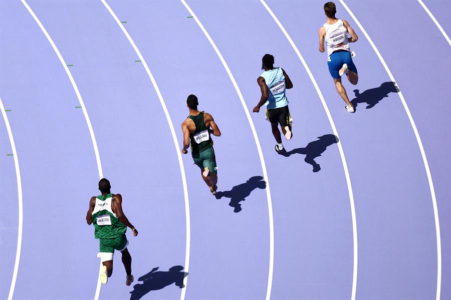 Juegos Olímpicos de París 2024. Desde la izquierda: Chidi Okezie (Nigeria), Lythe Pillay (Sudáfrica), Michael Josph (Santa Lucia) y Matej Krsek (República Checa) en los 400m Masculino de Atletismo. Estadio de Francia. 5 de agosto de 2024. EFE