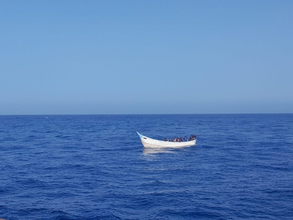 Se pierde el contacto con un cayuco con 150 personas que pedía ayuda a 735 Km de Canarias