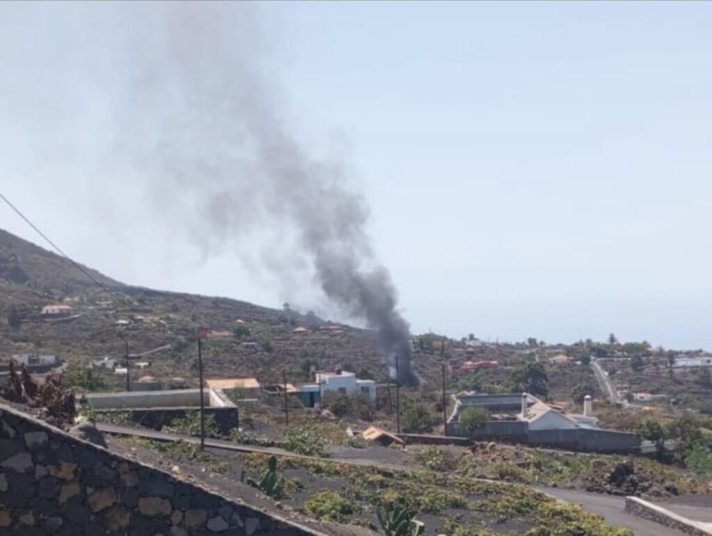 En esta zona de La Palma se encuentran los bomberos y dos cubas trabajando en la extinción del conato de incendio forestal 