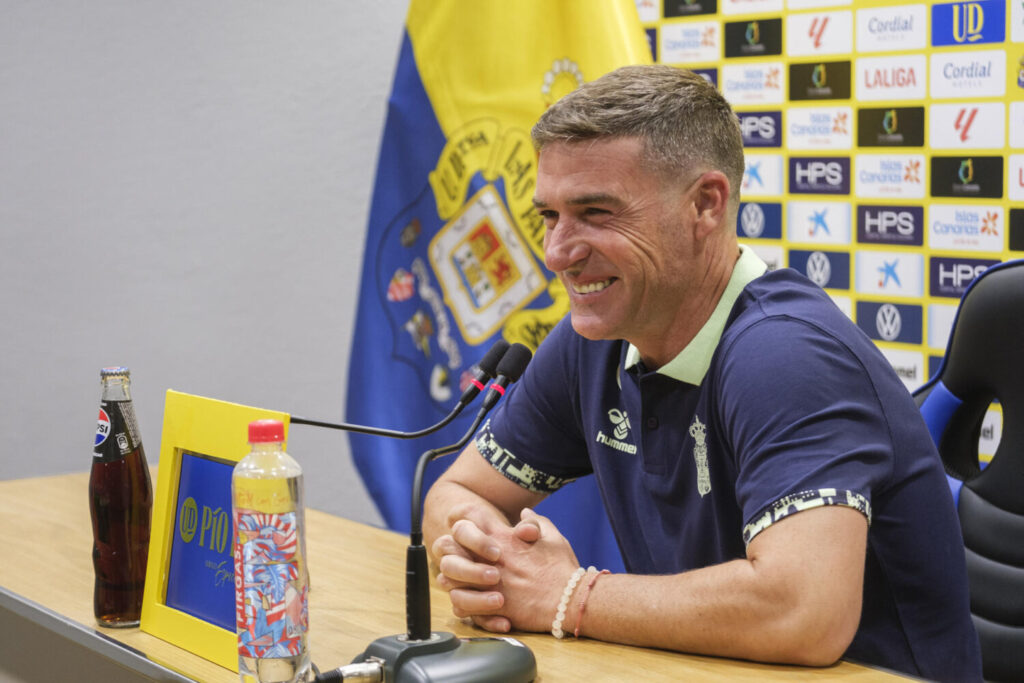 El entrenador de la UD Las Palmas, Luis Carrión, no cree que el Sevilla parta con ventaja en el partido de este viernes en Gran Canaria