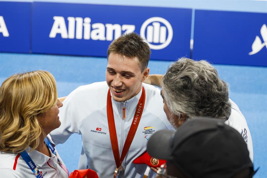 El nadador español Enrique José Alhambra con la medalla de bronce en la prueba de 100m Mariposa S13 Masculino junto a la ministra de Educación y Formación Profesional de España, Pilar Alegría (i), este jueves en los Juegos Paralímpicos París 2024