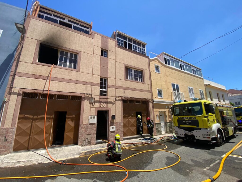 Un incendio se desató durante el mediodía de este viernes en una vivienda unifamiliar de tres plantas en el barrio de El Burrero,