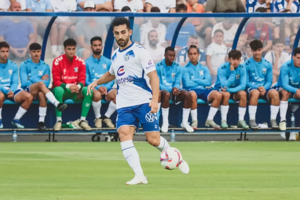 El defensa del CD Tenerife José León sostiene que el equipo blanquiazul llega preparado y "con buenas sensaciones" al inicio de Segunda