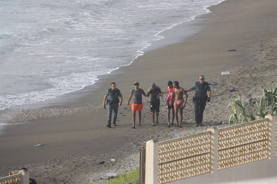 La crisis migratoria. Imgen: Continúan llegando a nado marroquíes a la playa del Tarajal, en Ceuta, aprovechando la densa niebla, este martes. EFE/Reduan