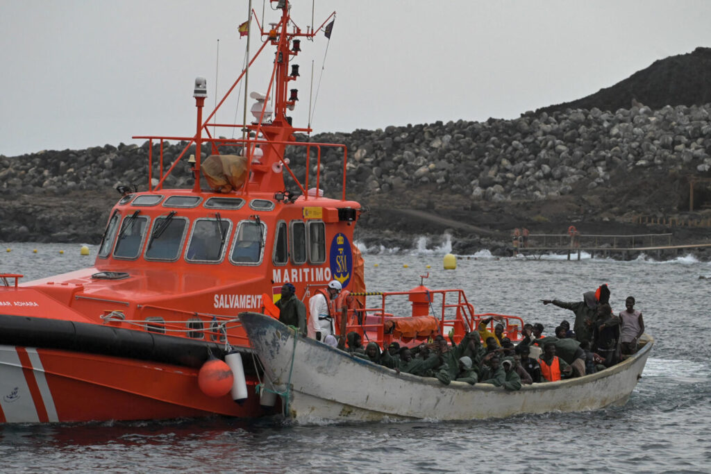 Salvamento rescata a 190 migrantes a bordo de dos cayucos en El Hierro