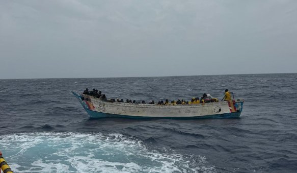 Llegada de cayuco al muelle de La Restinga. Fuente: Salvamento Marítimo