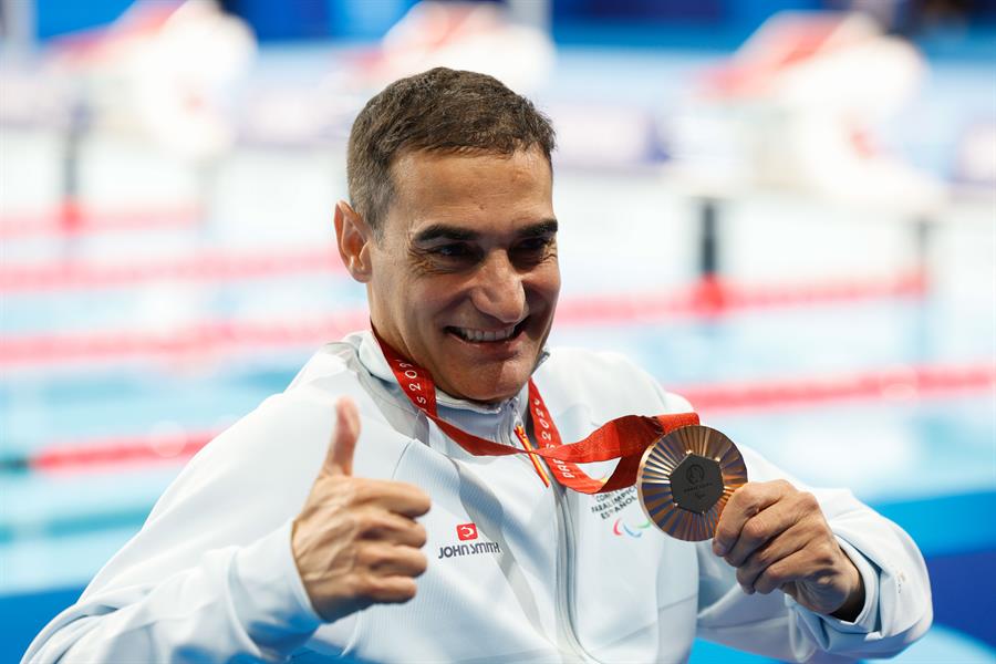 El nadador español Miguel Luque posa con la medalla de bronce de la prueba de 50m pecho SB3 masculino este jueves en los Juegos Paralímpicos París 2024.