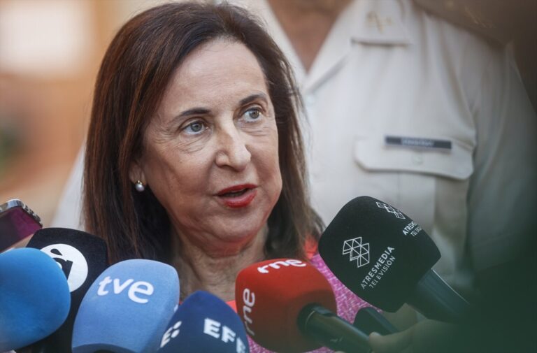 Robles garantiza el apoyo a Canarias: “No podemos dejarla sola frente a la migración”