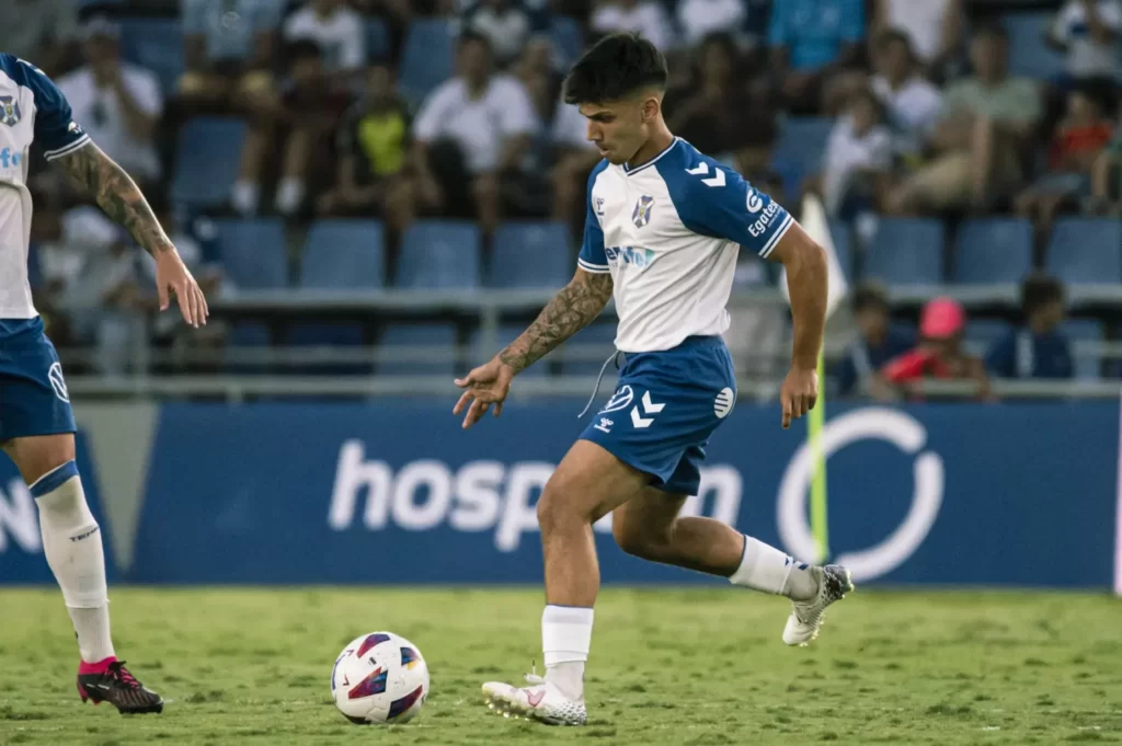 El centrocampista Pablo Hernández se ha desvinculado este viernes del CD Tenerife "dando así por concluida la relación contractual que unía a ambas partes"