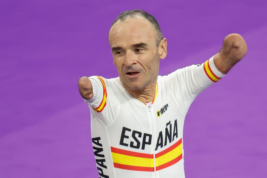 El ciclista español Ricardo Ten tras la prueba de persecución de 3000 metros, en la que ha conseguido la medalla de bronce, este jueves en los Juegos Paralímpicos París 2024