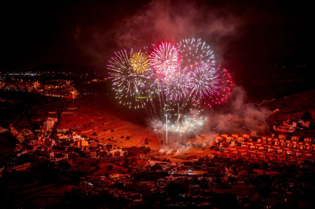 Los Fuegos de San Lorenzo iluminan el cielo de la capital grancanaria