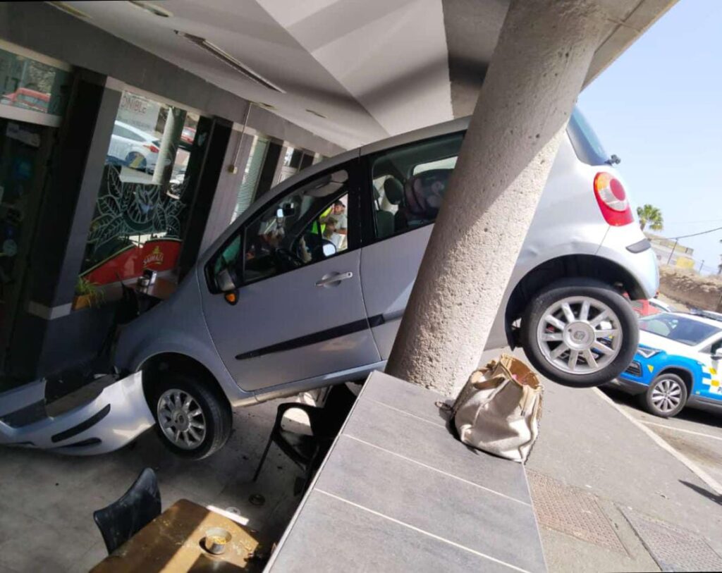 Un vehículo impacta contra la terraza de una cafetería en el sur de Tenerife