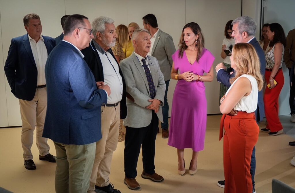 El presidente de Canarias, Fernando Clavijo, junto con el consejero regional de Educación, Formación Profesional, Actividad Física y Deportes, Poli Suárez; la presidenta del Cabildo de Tenerife, Rosa Dávila, y el alcalde de Adeje, José Miguel Rodríguez en el interior del centro. Foto: Gobierno de Canarias