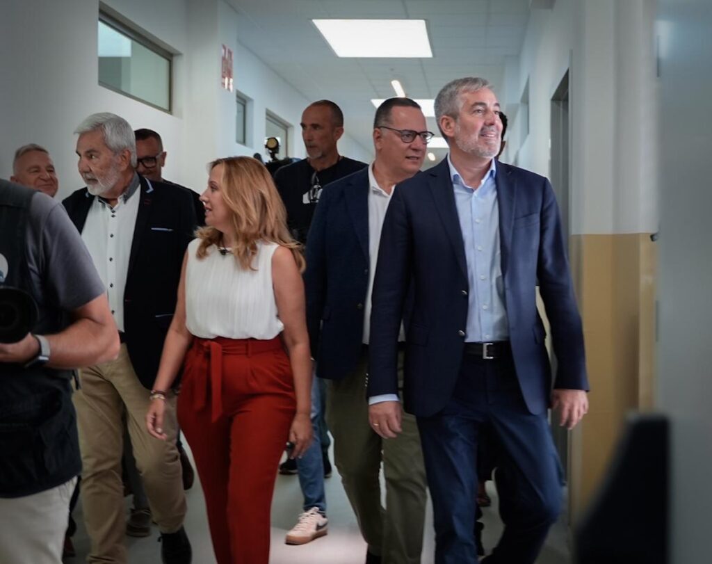 El presidente de Canarias, Fernando Clavijo, junto con el consejero regional de Educación, Formación Profesional, Actividad Física y Deportes, Poli Suárez; la presidenta del Cabildo de Tenerife, Rosa Dávila, y el alcalde de Adeje, José Miguel Rodríguez en el interior del centro. Foto: Gobierno de Canarias