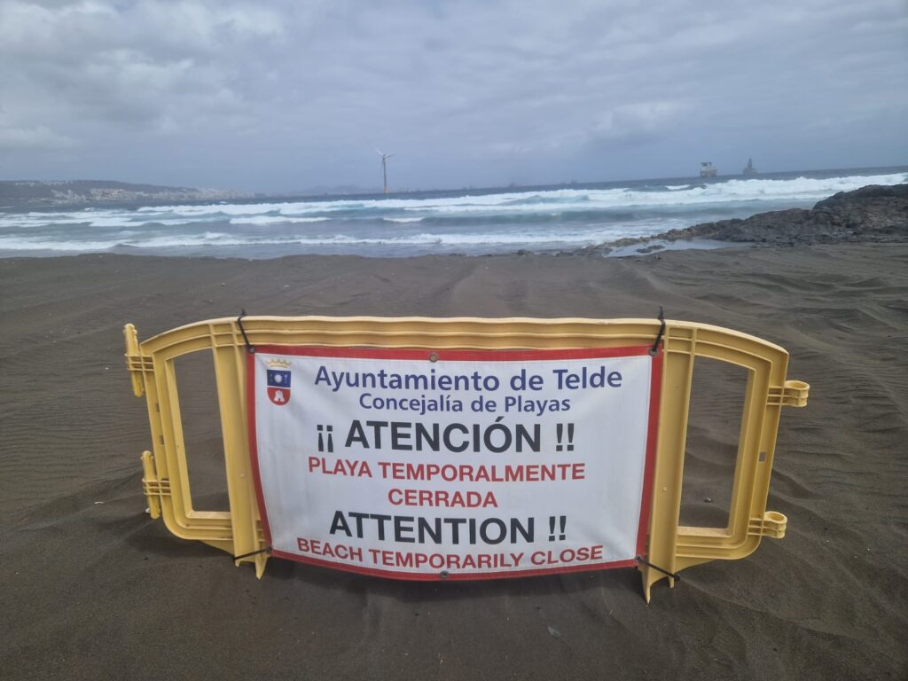 Cierran las playas de San Borondón y Palos por la llegada del vertido de fueloil al litoral teldense