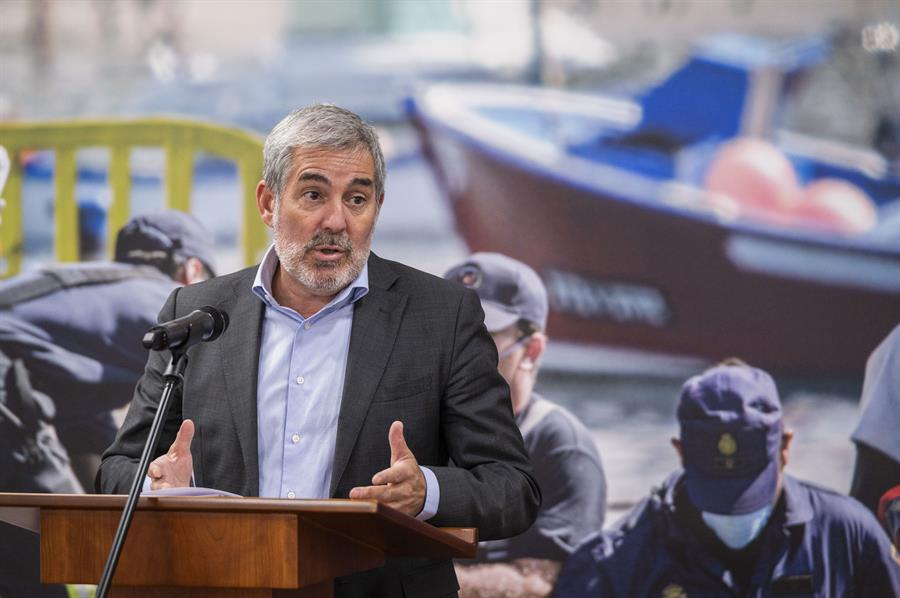 El presidente de Canarias, Fernando Clavijo, comparece en rueda de prensa para informar sobre la situación migratoria en la isla y sobre la reunión que tiene previsto mantener con varios ministros, este martes en la Delegación del Gobierno de Canarias en Madrid. EFE/Fernando Villar