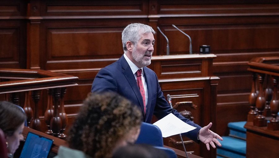 Clavijo duda de que el Gobierno central "quiera negociar": Imagen: El presidente de Canarias, Fernando Clavijo, en el pleno del Parlamento de Canarias. Presidencia del Gobierno