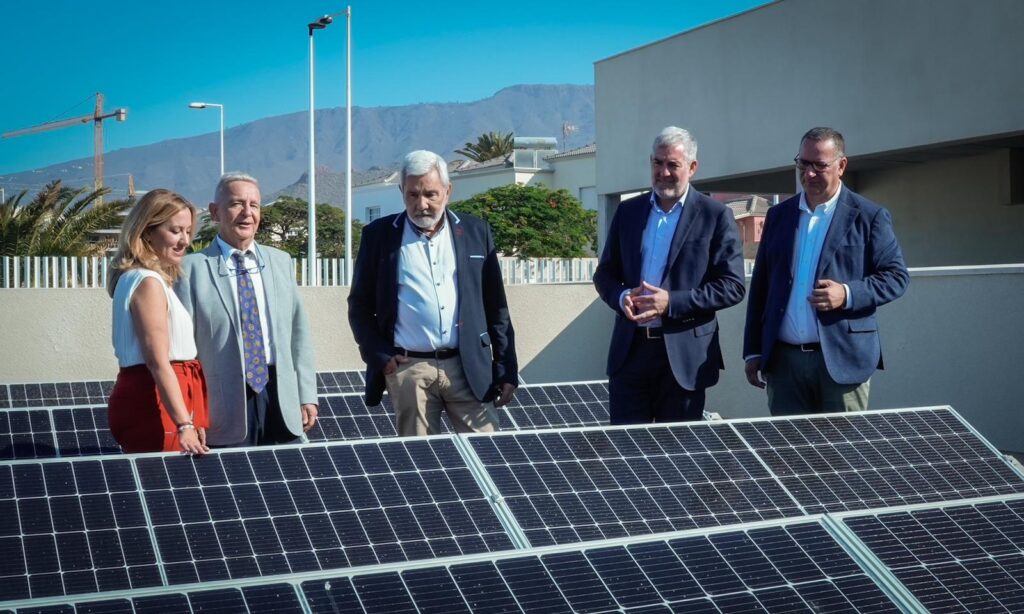 presidente de Canarias, Fernando Clavijo, junto con el consejero regional de Educación, Formación Profesional, Actividad Física y Deportes, Poli Suárez; la presidenta del Cabildo de Tenerife, Rosa Dávila, y el alcalde de Adeje, José Miguel Rodríguez. Foto: Gobierno de Canarias