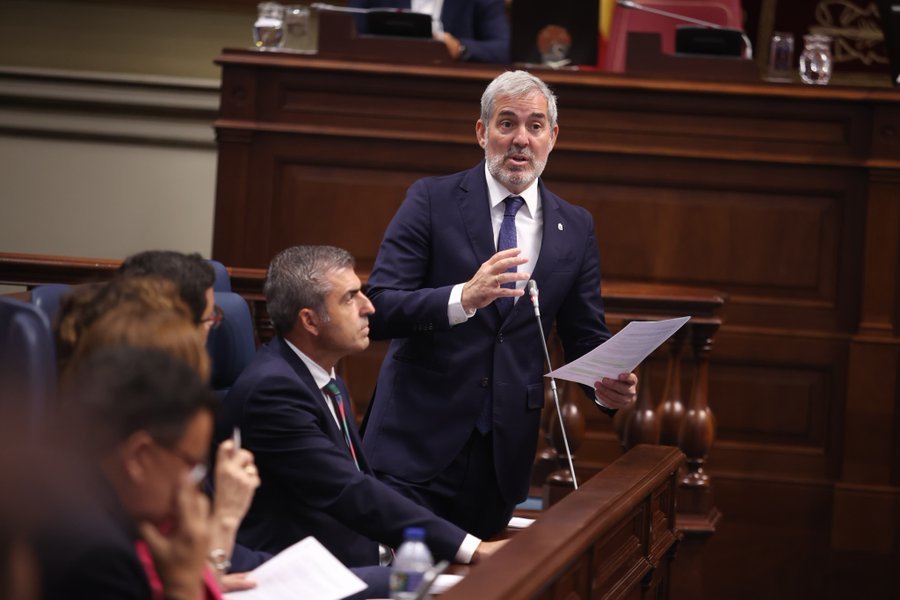 Fernando Clavijo, presidente de Canarias, durante la sesión plenaria de este martes, 10 de septiembre en el Parlamento de Canarias. Imagen Presidencia del Gobierno