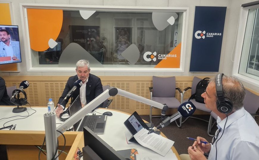 Fernando Clavijo habla sobre el Gobierno de España y la crisis migratoria. Imagen: El presidente de Canarias, Fernando Clavijo, en los micrófonos de Canarias Radio. Canarias Radio