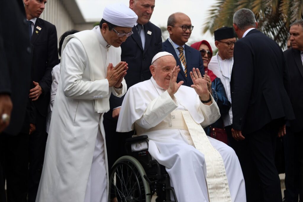 El Papa Francisco, durante un encuentro con el gran imam de la Mezquita Istiqlal de Yakarta, Nasaruddin Umar, en el marco de su visita a Indonesia. Foto de archivo