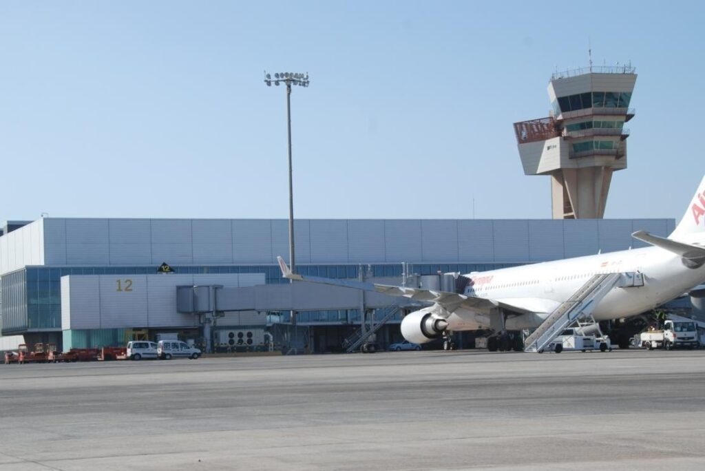 Los aeropuertos operarán 1.198 vuelos este domingo en Canarias