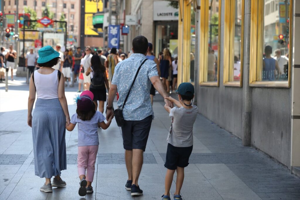 Sube la tasa de ahorro familiar en España (Foto de ARCHIVO) Una familia pasea de la mano por una calle de Madrid. / Europa Press