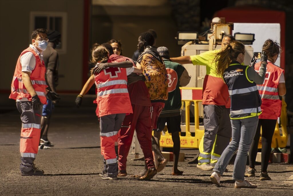 175 migrantes llegan esta madrugada hasta el muelle de La Restinga, en El Hierro