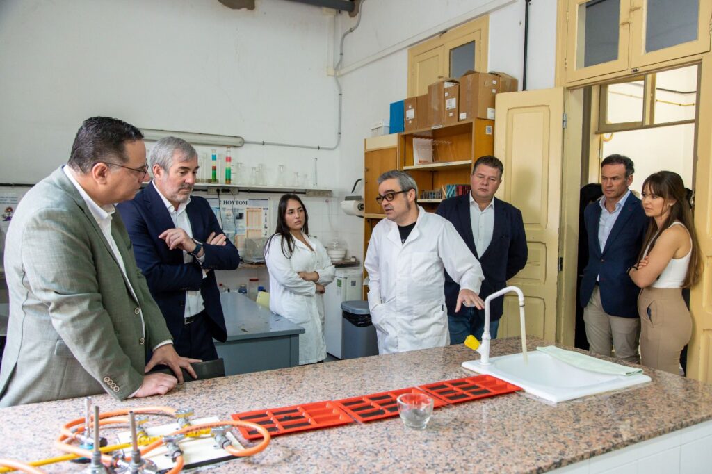  Imagen de archivo de una visita del consejero Poli Suárez, junto con el presidente Clavijo, al IES Politécnico Las Palmas 