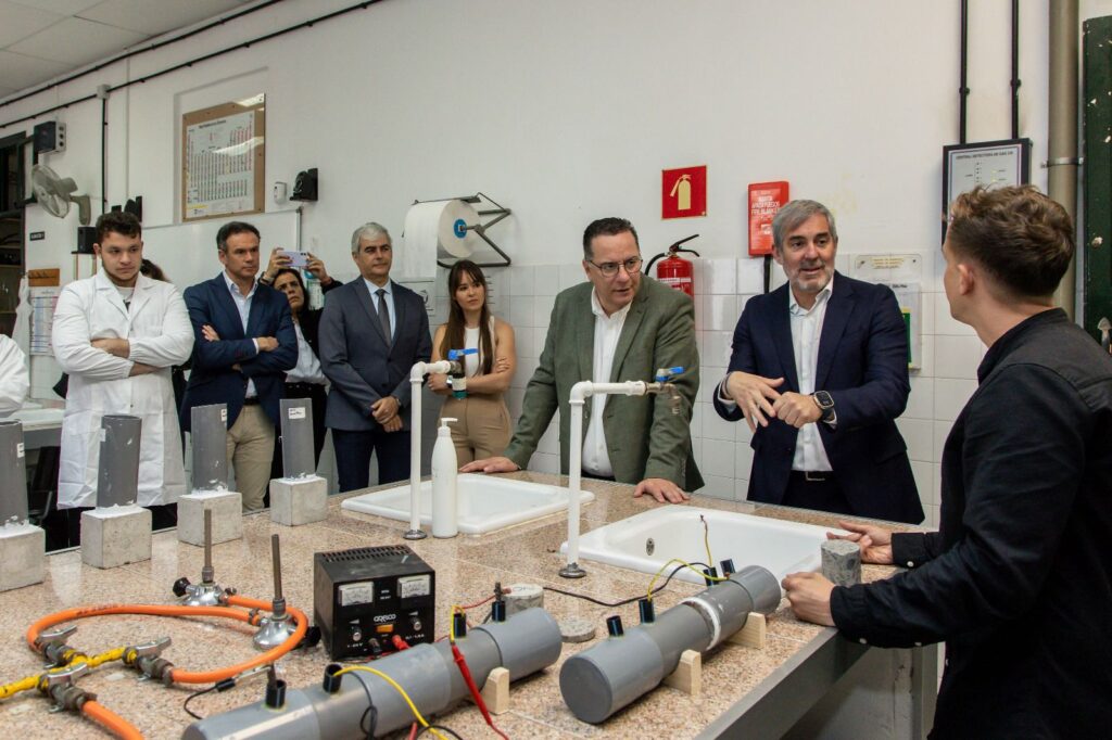 Imagen de archivo de una visita del consejero Poli Suárez, junto con el presidente Clavijo, al IES Politécnico Las Palmas