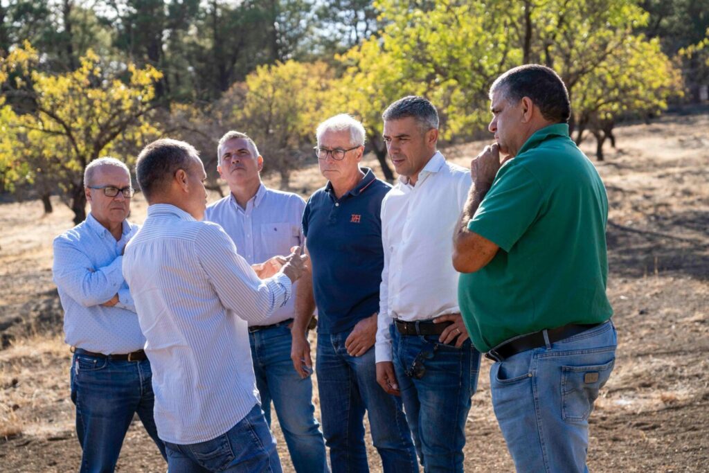 Promueven la recuperación de higueras y almendros en El Hierro
En la imagen, Narvay Quintero durante su encuentro con los miembros de la asociación de Higueras y Almendras “Vérote”