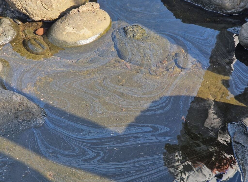 Imagen del agua de la playa de La Restinga, en Telde, Gran Canaria, tras el vertido de fuel. Fuente: Ayuntamiento de Telde