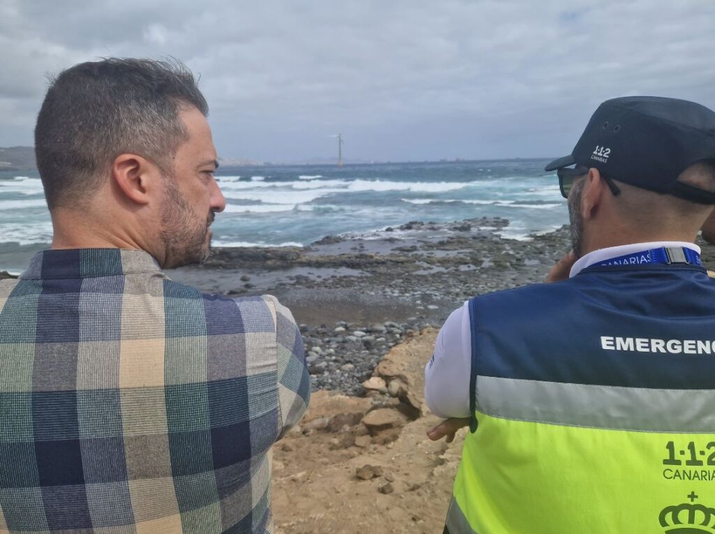 El alcalde de Telde, Juan Antonio Peña junto a un agente del servicio del 1-1-2 Canarias en la playa de La Restinga. Fuente: Ayuntamiento de Telde