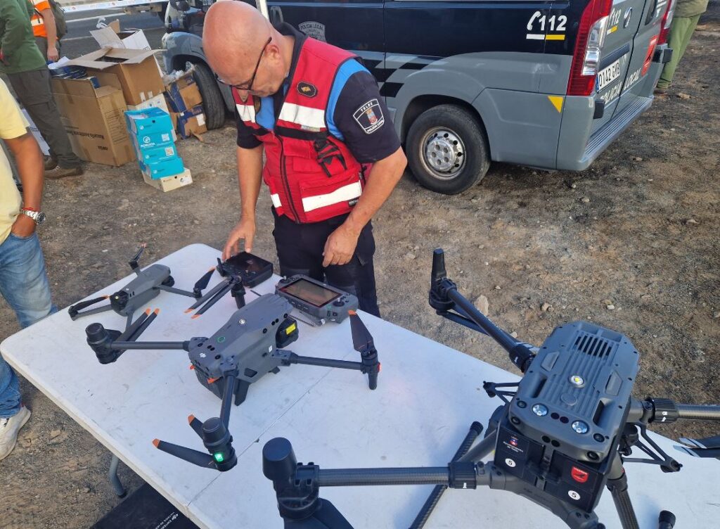 La Policía Local de Telde prepara los drones para ayudar en las tareas de limpieza del vertido Fuente Ayuntamiento de Telde