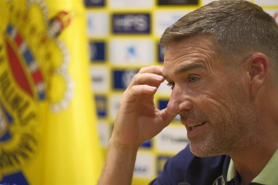 Luis Carrión, entrenador de la UD Las Palmas, en la previa ante Osasuna Imagen EFE