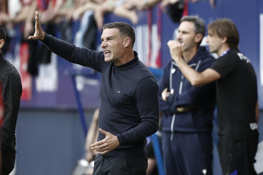 Luis Carrión con la confianza "muy alta". Imagen:  El entrenador de Las Palmas Luis Carrión, durante el partido de la jornada 6 de LaLiga contra el Osasuna, en el estadio El Sadar este sábado.-EFE/ Jesús Diges