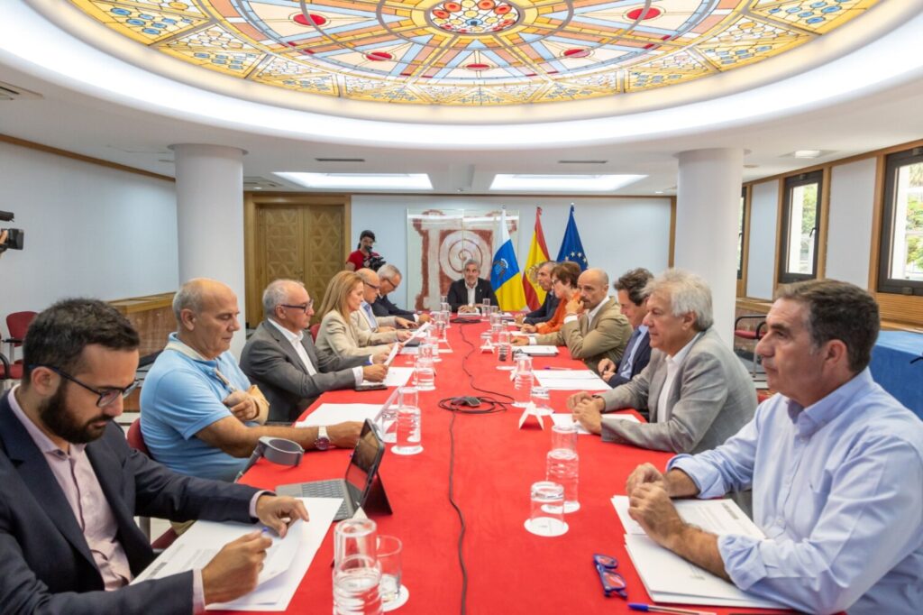 Fernando Clavijo preside la reunión del pacto canario por la migración. Foto Gobierno de Canarias