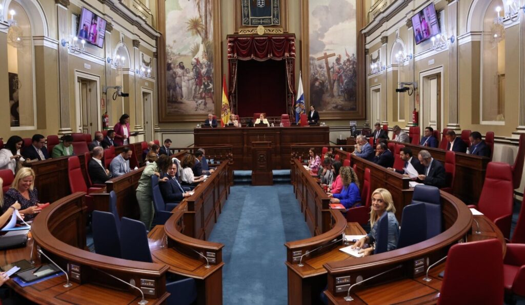 El Parlamento aborda la investigación de las tierras raras. Imagen: Pleno del Parlamento de Canarias. @parcan