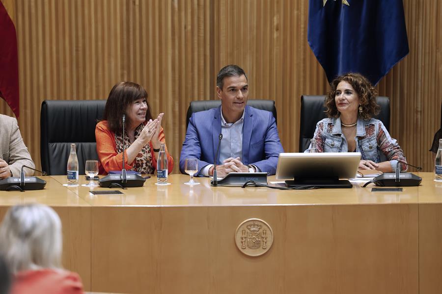 Pedro Sánchez en la reunión interparlamentaria del grupo parlamentario socialista este lunes en el Congreso. Imagen EFE