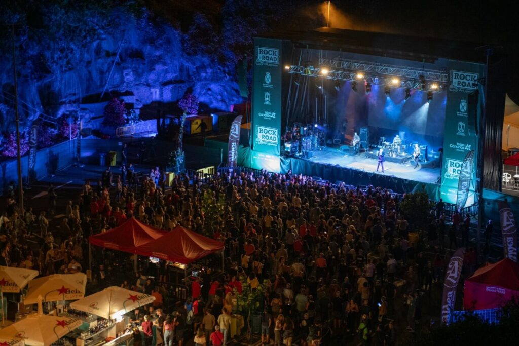 Más de 1.000 voces corearon  los grandes temas del rock español en el Rock&Road