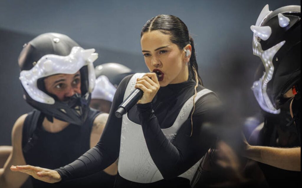 Rosalía actuando en un concierto. Foto Cuenta oficial de X de Rosalía